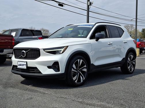 2023 Volvo XC40 B5 AWD Plus Dark