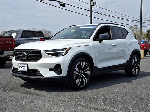 2023 Volvo XC40 B5 Plus Dark Theme