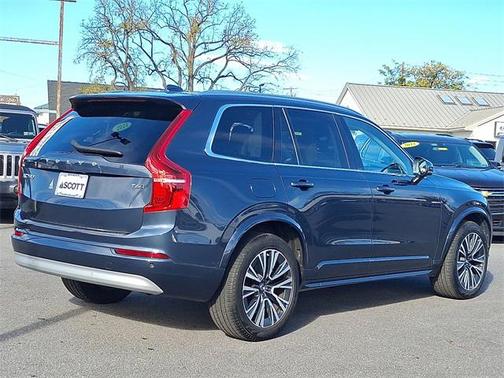2022 Volvo XC90 T6 Momentum