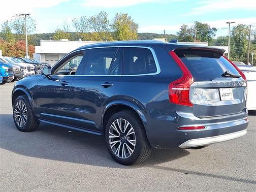 2022 Volvo XC90 T6 Momentum