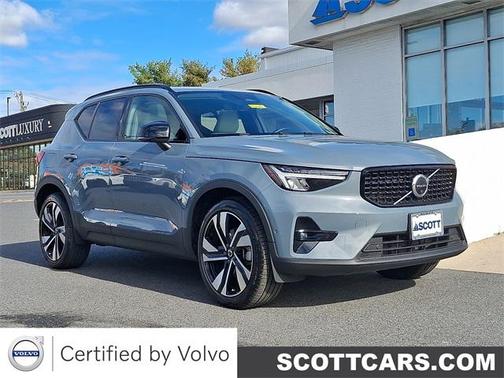 2023 Volvo XC40 B5 Plus Dark Theme