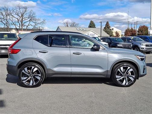 2023 Volvo XC40 B5 Plus Dark Theme