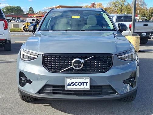 2023 Volvo XC40 B5 Plus Dark Theme