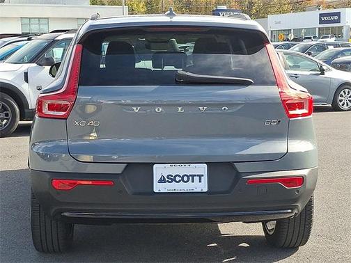 2023 Volvo XC40 B5 Plus Dark Theme