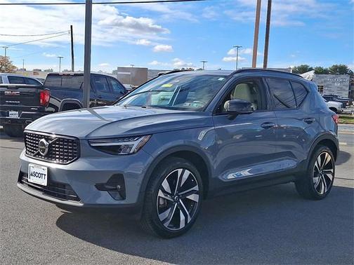 2023 Volvo XC40 B5 Plus Dark Theme