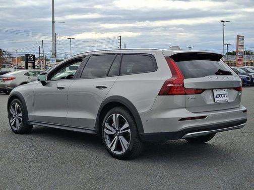 2025 Volvo V60 Cross Country B5 Plus