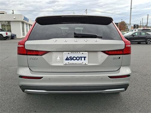 2025 Volvo V60 Cross Country B5 Plus