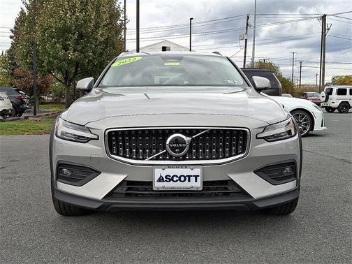 2025 Volvo V60 Cross Country B5 Plus