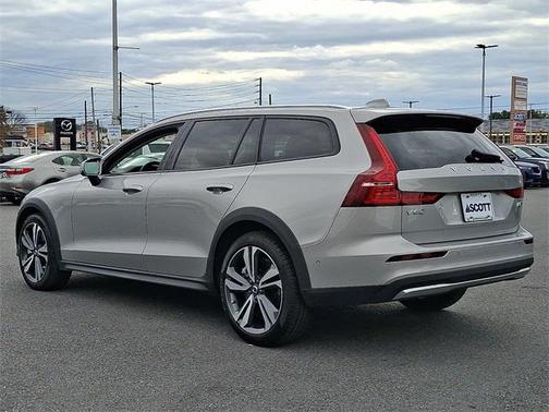 2025 Volvo V60 Cross Country B5 Plus