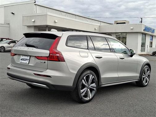 2025 Volvo V60 Cross Country B5 Plus