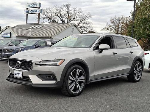 2025 Volvo V60 Cross Country B5 Plus