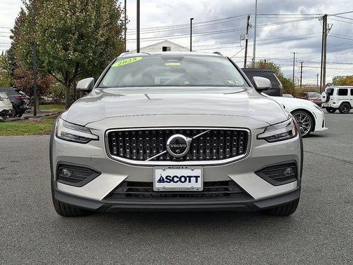 2025 Volvo V60 Cross Country B5 Plus