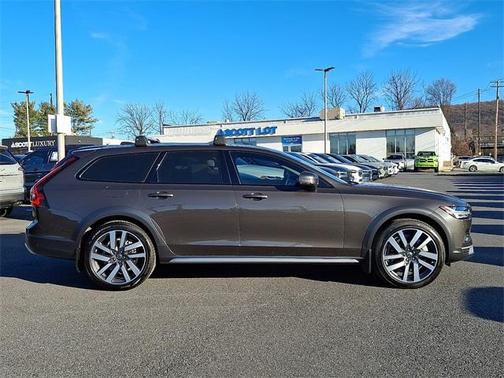 2022 Volvo V90 Cross Country B6