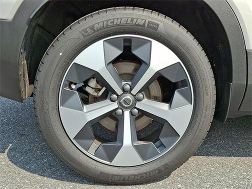 2025 Volvo XC40 B5 Plus Bright Theme