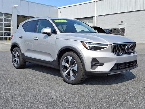2025 Volvo XC40 B5 Plus Bright Theme