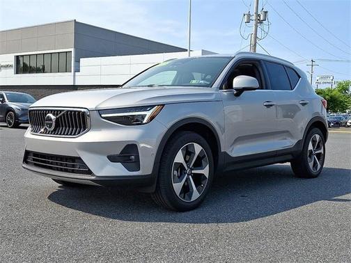 2025 Volvo XC40 B5 Plus Bright Theme
