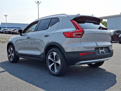 2025 Volvo XC40 B5 Plus Bright Theme