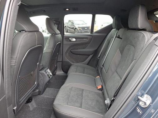 2026 Volvo XC40 B5 Ultra Black Edition