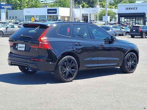 Onyx Black Metallic 2024 Volvo XC60 Recharge Plug-In Hybrid T8 Ultimate Black Edition