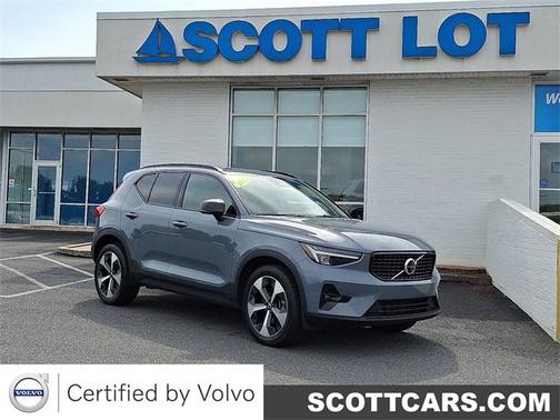 2023 Volvo XC40 B5 Plus Dark Theme