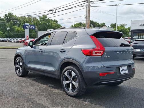 2023 Volvo XC40 B5 Plus Dark Theme