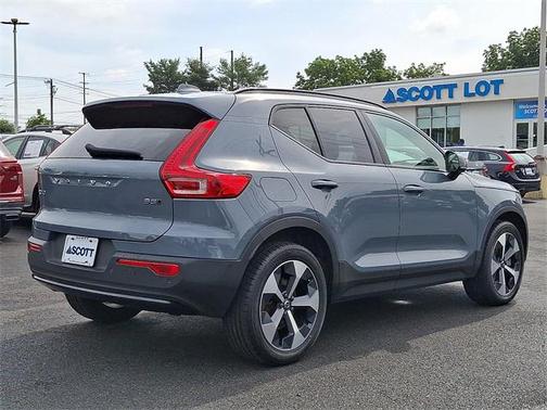 2023 Volvo XC40 B5 Plus Dark Theme