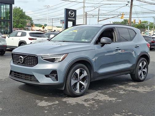 2023 Volvo XC40 B5 Plus Dark Theme