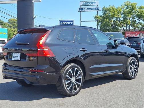 2024 Volvo XC60 B5 Plus Dark Theme
