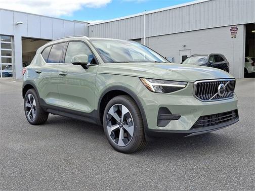 2025 Volvo XC40 B5 Core Bright Theme