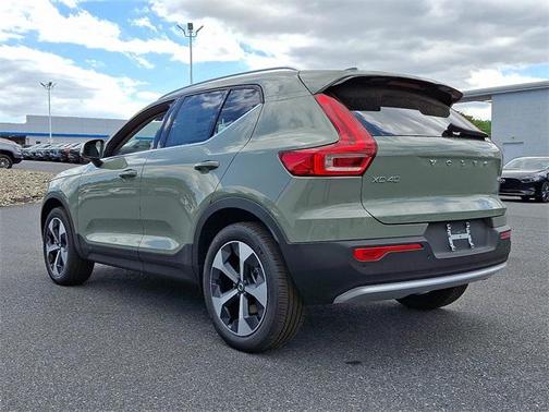 2025 Volvo XC40 B5 Core Bright Theme