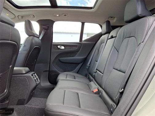 2025 Volvo XC40 B5 Core Bright Theme