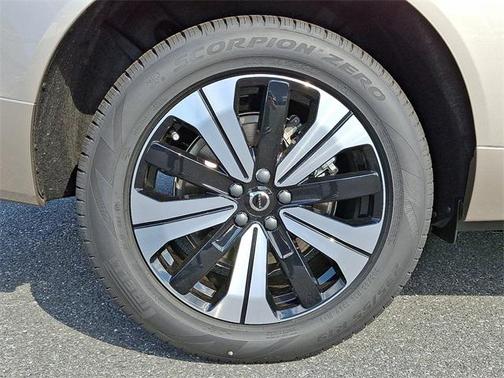2025 Volvo XC60 Plug-In Hybrid T8 Plus