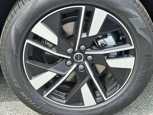 Crystal White Metallic 2026 Volvo XC60 B5 Core
