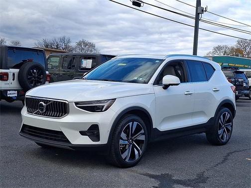 2024 Volvo XC40 B5 Ultimate Bright Theme