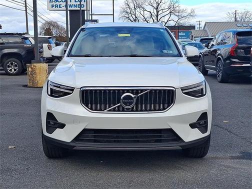 2024 Volvo XC40 B5 Ultimate Bright Theme