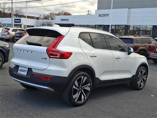 2024 Volvo XC40 B5 Ultimate Bright Theme