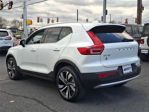2024 Volvo XC40 B5 Ultimate Bright Theme
