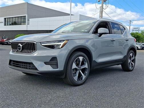 2025 Volvo XC40 B5 Core Bright Theme