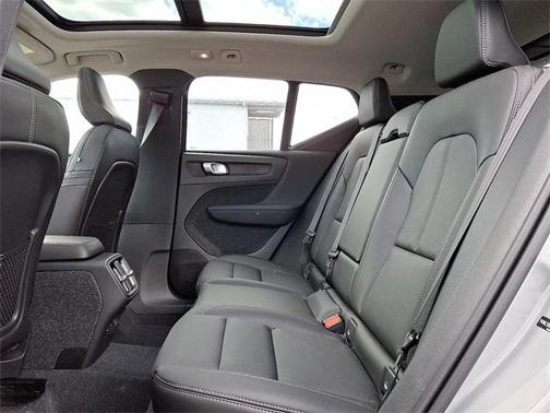 2025 Volvo XC40 B5 Core Bright Theme