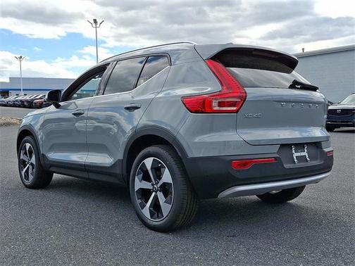 2025 Volvo XC40 B5 Core Bright Theme