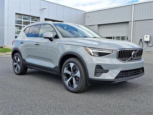 2025 Volvo XC40 B5 Core Bright Theme