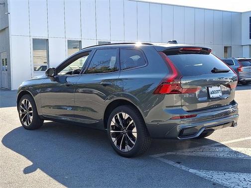 2026 Volvo XC60 B5 Plus