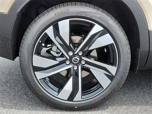 2025 Volvo XC40 Plus Dark Theme