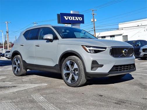 2025 Volvo XC40 B5 Core Bright Theme