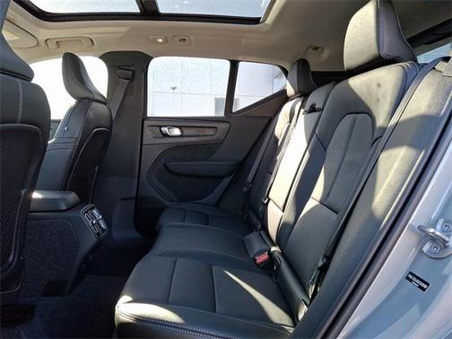 2025 Volvo XC40 B5 Core Bright Theme
