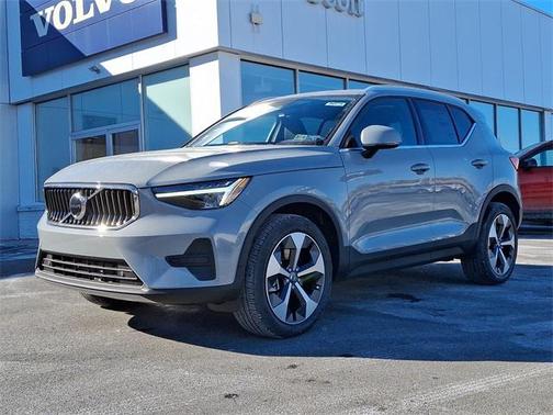 2025 Volvo XC40 B5 Core Bright Theme