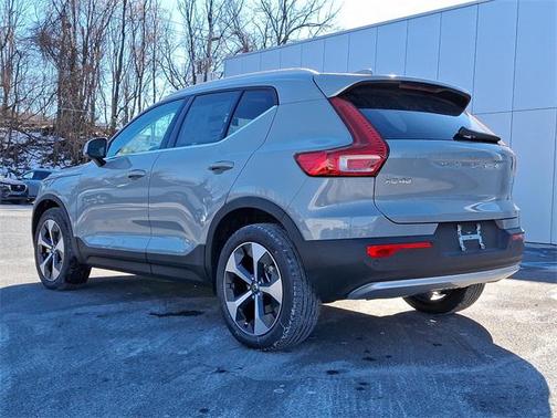 2025 Volvo XC40 B5 Core Bright Theme