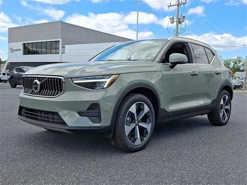 2025 Volvo XC40 B5 Core Bright Theme