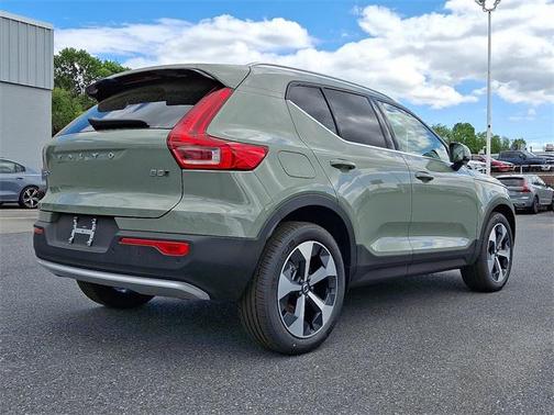2025 Volvo XC40 B5 Core Bright Theme
