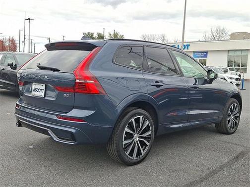 2024 Volvo XC60 B5 Ultimate Dark Theme